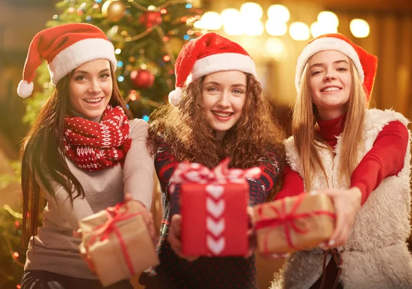 Glückliche Mädchen in Weihnachtsmützen — Stockfoto