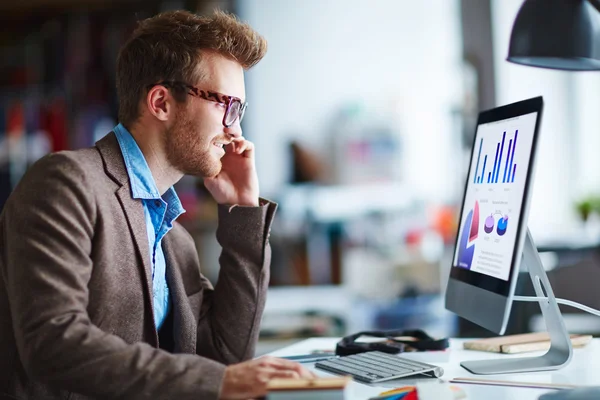 Uomo d'affari che analizza i dati finanziari — Foto Stock