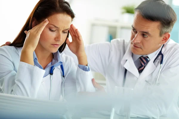 Doctor comforting his upset colleague — Stock Photo, Image