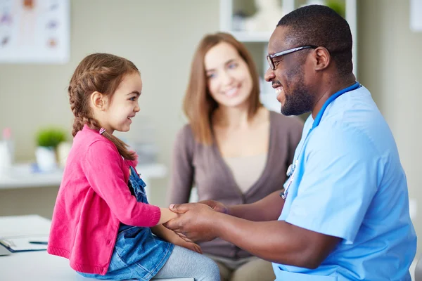 Adorabile bambino guardando il medico — Foto Stock