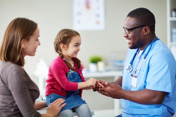 Çocuk ve doktor kliniklerde konuşuyor — Stok fotoğraf