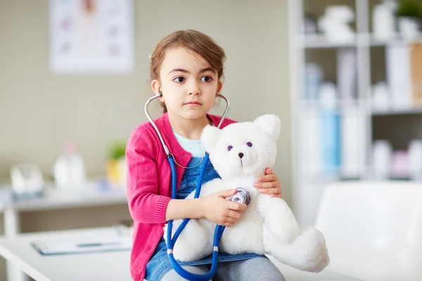 Irl avec stéthoscope examiner son ours en peluche — Photo