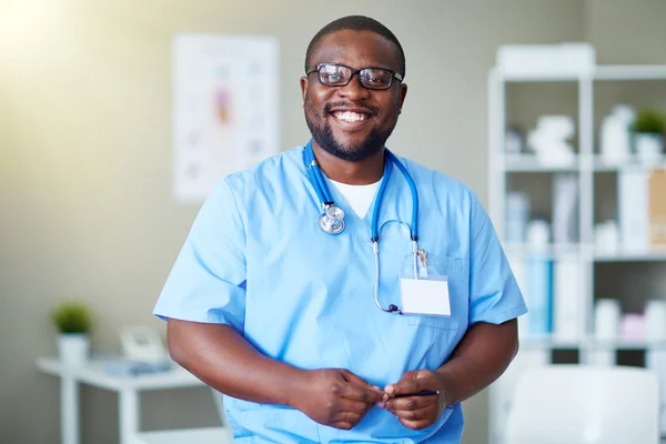 Médico feliz en uniforme — Foto de Stock