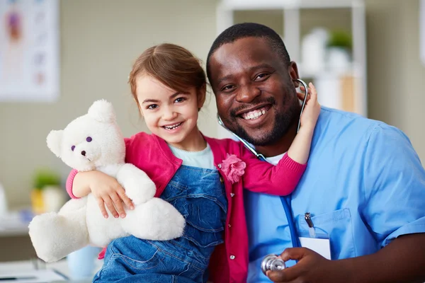 Glad tjej och hennes läkare l — Stockfoto