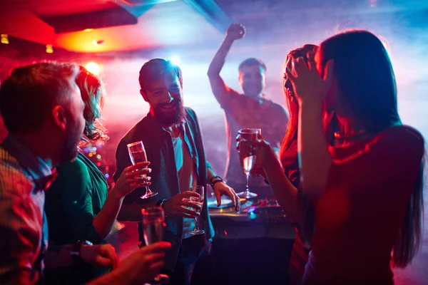 Gente bailando en discoteca — Foto de Stock