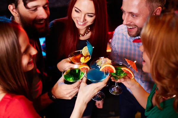 Freunde feiern mit Cocktails — Stockfoto