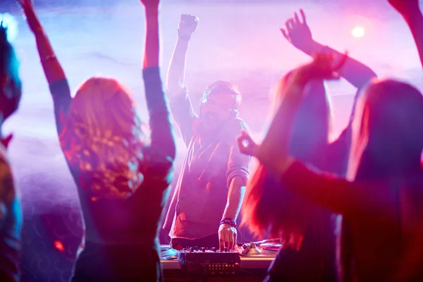 Energetic deejay and dancing crowd — Stock Photo, Image