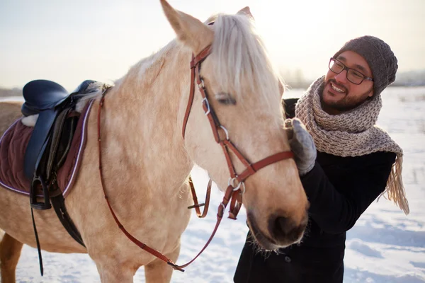 彼の馬を抱き締める男 — ストック写真