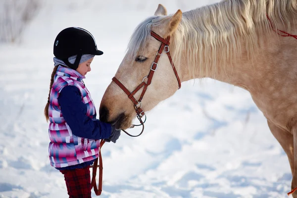 Petite fille avec cheval — Photo