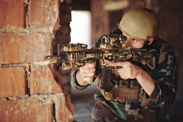 Giovane soldato con pistola puntando — Foto Stock