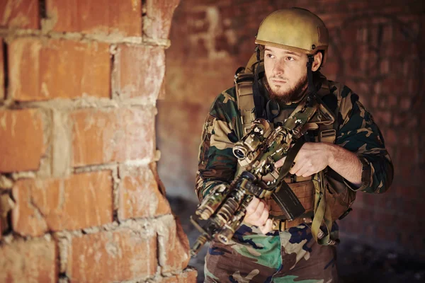 Jovem soldado de uniforme — Fotografia de Stock