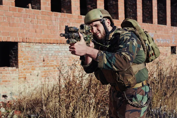 Soldat de l'armée spéciale avec arme — Photo