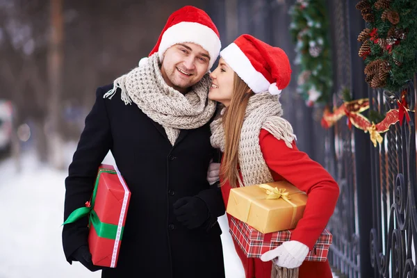 Casal com presentes de Natal ao ar livre — Fotografia de Stock
