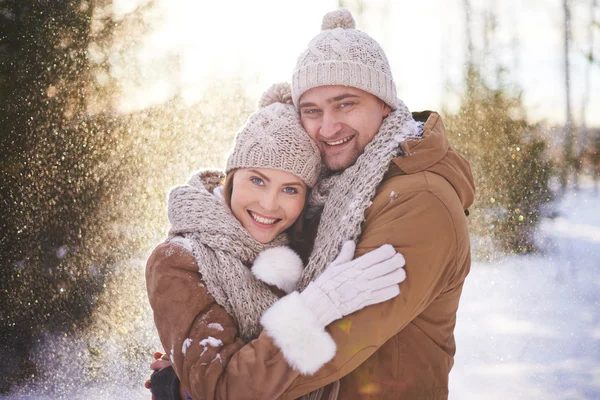 Jovem casal sorrindo na neve — Fotografia de Stock