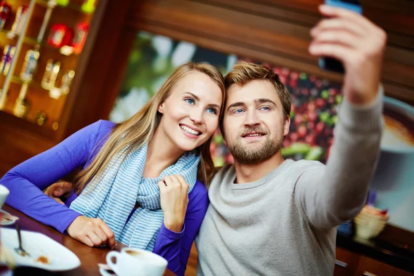 Coppia scattare foto con il telefono cellulare — Foto Stock