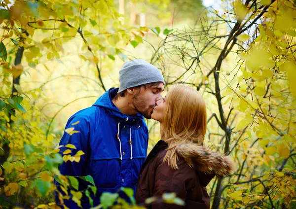 Junges verliebtes Paar — Stockfoto