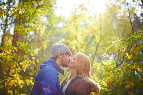 Amour jeune couple baisers en plein air — Photo