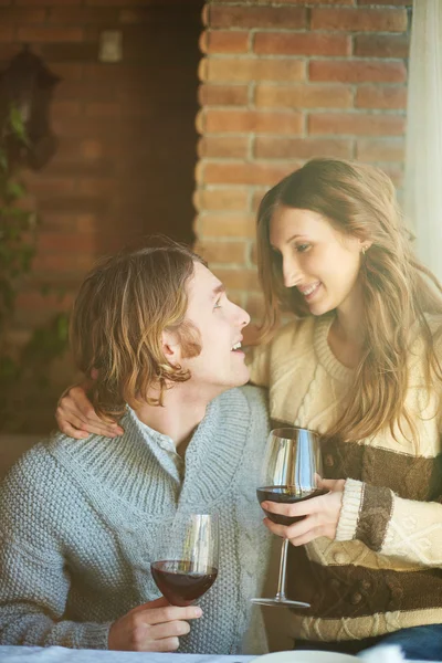 Casal bebendo vinho tinto em um café — Fotografia de Stock