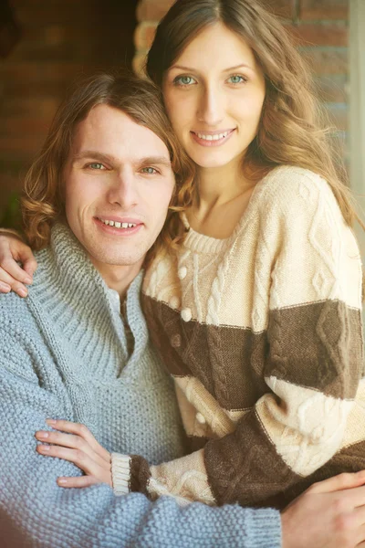 Sorrindo jovem casal abraçando — Fotografia de Stock