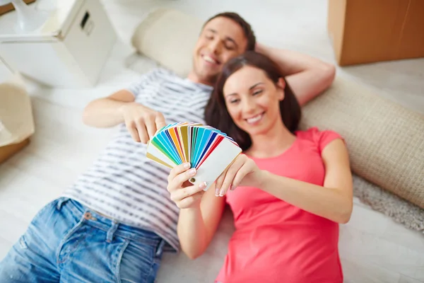 Casal escolher cor para o seu quarto — Fotografia de Stock