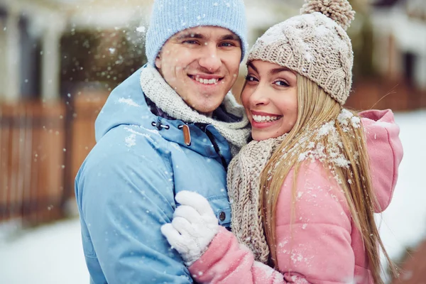 Portret van gelukkige paar in sneeuw — Stockfoto