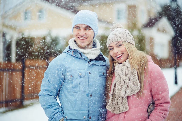 Inverno jovem casal de pé — Fotografia de Stock