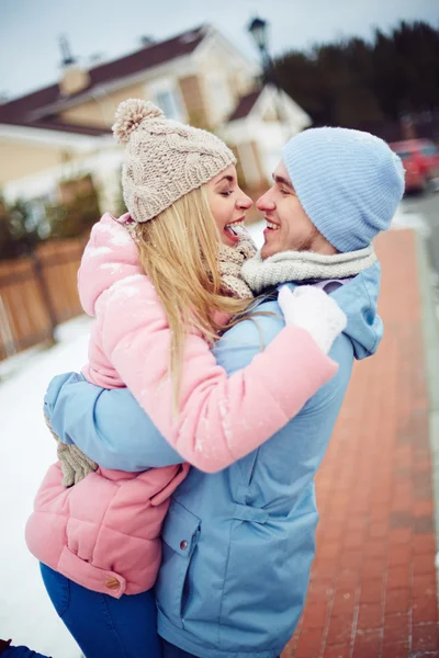 Couple embracing outdoors — Stock Photo, Image