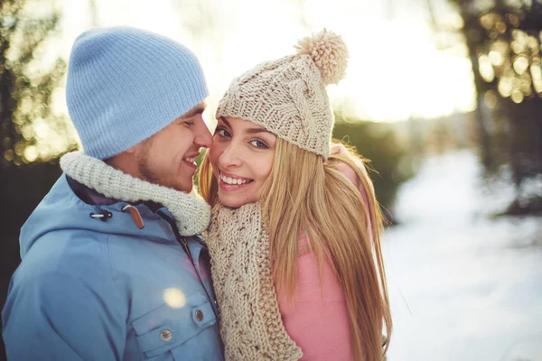 Casal desfrutando dia de inverno juntos — Fotografia de Stock