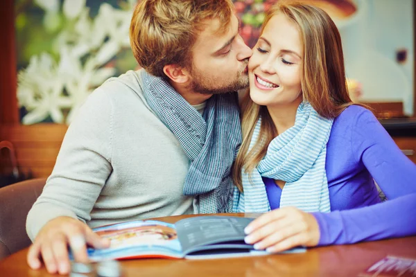 Feliz jovem casal sentado no café — Fotografia de Stock