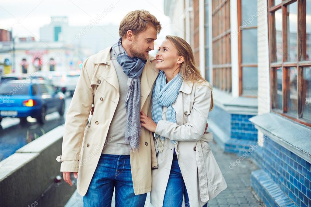 couple enjoying autumn day  in the city