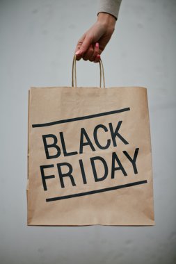 Black Friday alışveriş çantası elinde