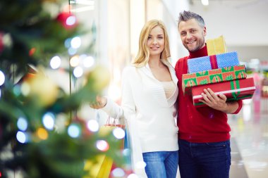 çiftle Noel alışveriş merkezinde sunar