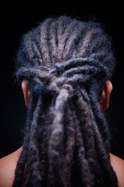 erkek baş dreadlocks ile