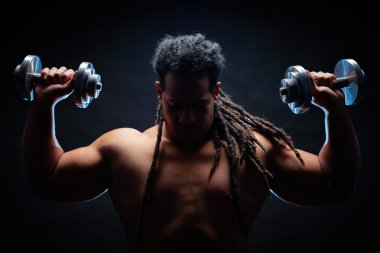 barbell ile çalışma dışarı adam
