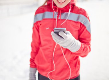 Eldiven manifatura bir mesaj kadında