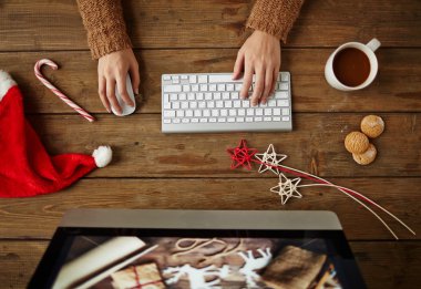 Bilgisayar ile çalışan kadın tasarımcı