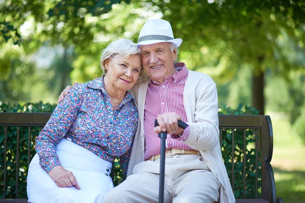 Seniorenpaar entspannt im Park — Stockfoto