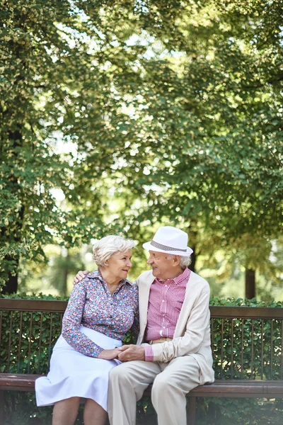 Couple sénior assis sur un banc — Photo