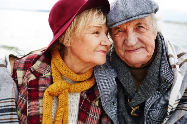 Äldre par i varma kläder — Stockfoto