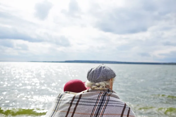 Любящие пожилые люди вид на море — стоковое фото