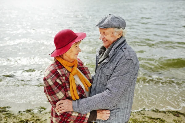 Amorous aged couple by seaside — Stock Photo, Image