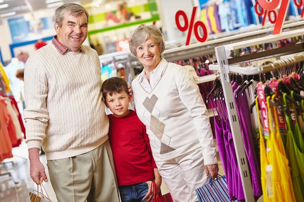 Abuelos y nieto en el centro comercial — Foto de Stock