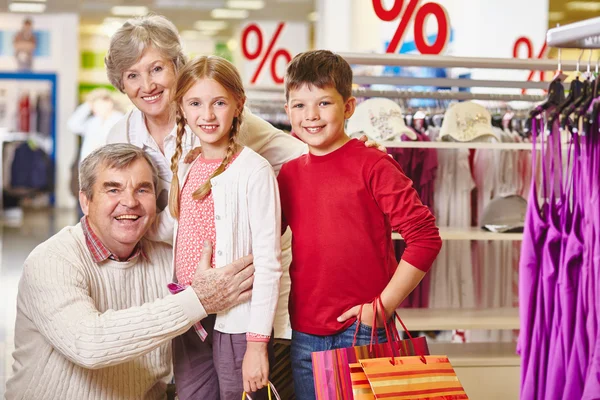 Dedesi ve onların torunları alışveriş merkezinde — Stok fotoğraf