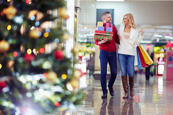 Paar kauft Weihnachtsgeschenke — Stockfoto
