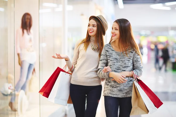 Mädchen beim Einkaufen am Schwarzen Freitag — Stockfoto