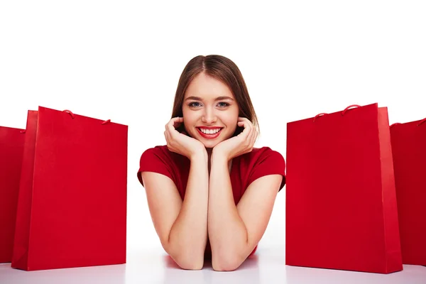 Vrouw liggen tussen shopping tassen — Stockfoto