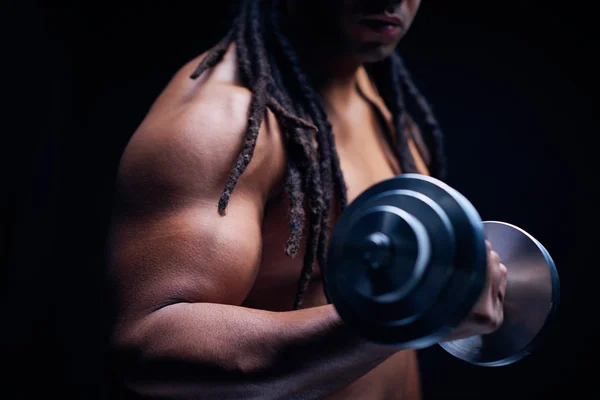 Člověk vykonávající s barbells — Stock fotografie