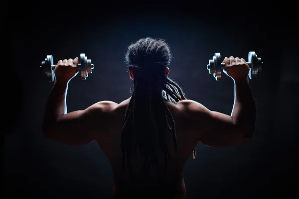 Man aan het werk uit met halters — Stockfoto