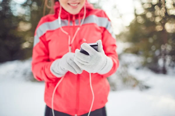 Használ a smartphone, miközben jogging nő — Stock Fotó