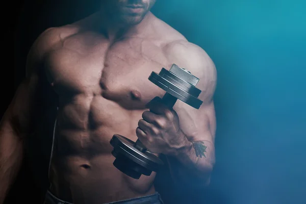 Musculoso homem formação com barbell — Fotografia de Stock